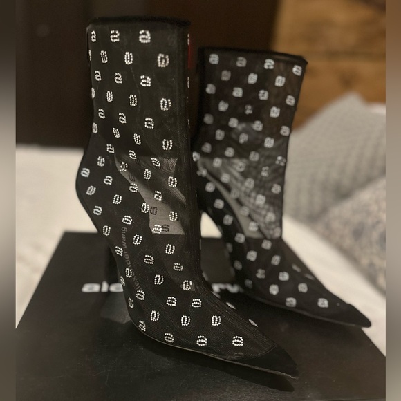 Alexander Wag boots. Size 9 Comes with original box. - Picture 2 of 8